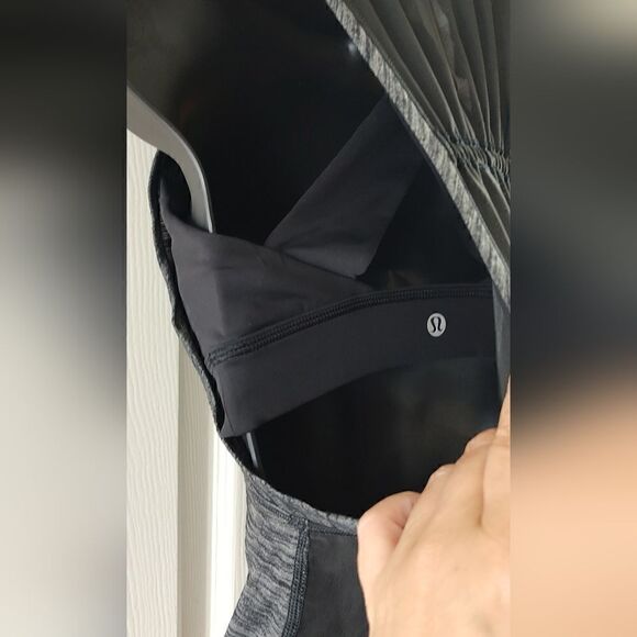 Lululemon Tank Top With built-in bra Size 4 - Picture 2 of 10